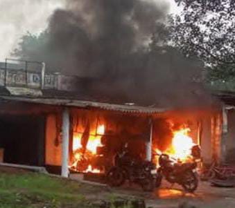 जनता साइकिल और गैस दुकान में लगी आग, प्रशासन की तत्परता से टला बड़ा हादसा 