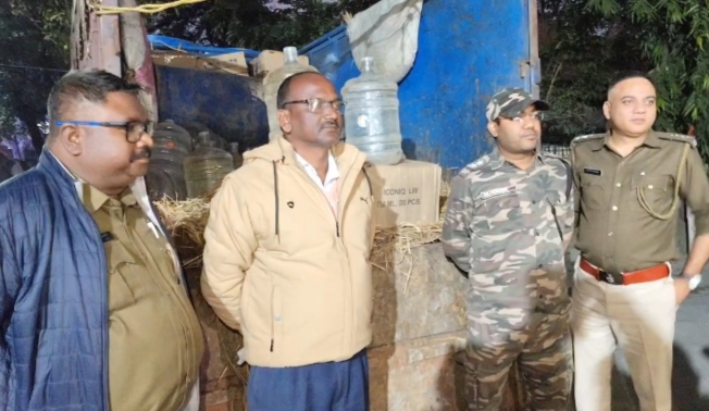 अवैध रूप से चल रहे मिनी शराब फैक्ट्री का खुलासा, हजारों लीटर स्प्रिट के साथ लाखों का शराब बरामद।