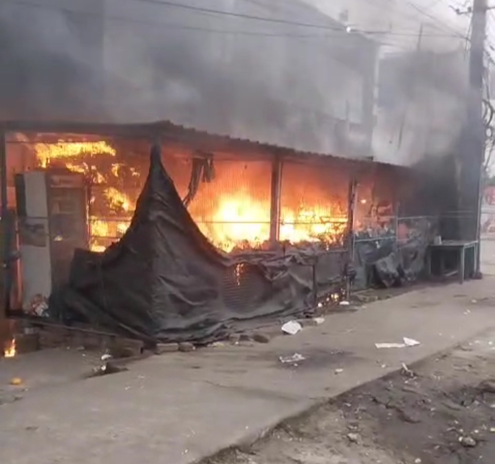 फल विक्रेता की दुकान में लगी  आग,  लाखों की संपत्ति जलकर खाक।