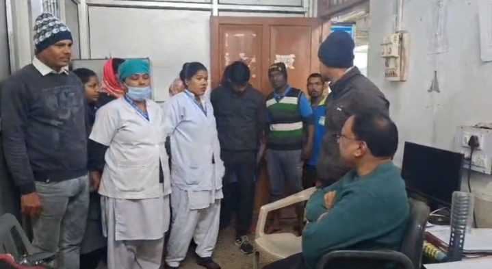 SNMMCH हॉस्पिटल से नवजात बच्चा गायब, परिजनों ने किया हंगामा, जांच में जुटी पुलिस।